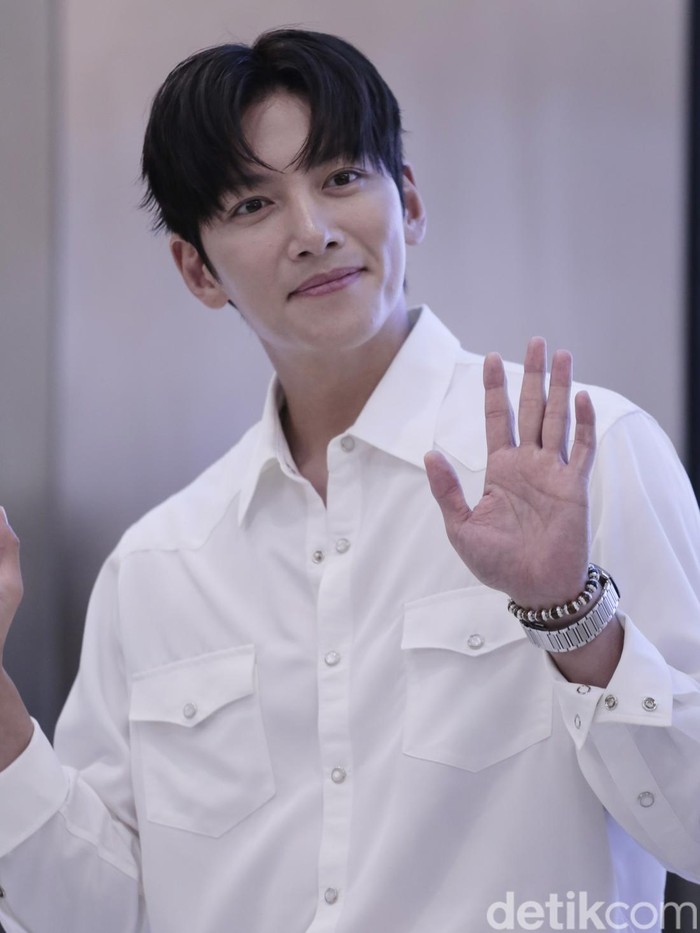 Ji Chang Wook Aktor Korea Selatan Ji Chang Wook saat sesi peletakan Handprinting di COLLECT Town KOREA 360, LOTTE Mall Jakarta, Minggu (12/5/2024).
