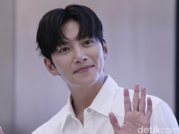 Ji Chang Wook Aktor Korea Selatan Ji Chang Wook saat sesi peletakan Handprinting di COLLECT Town KOREA 360, LOTTE Mall Jakarta, Minggu (12/5/2024).