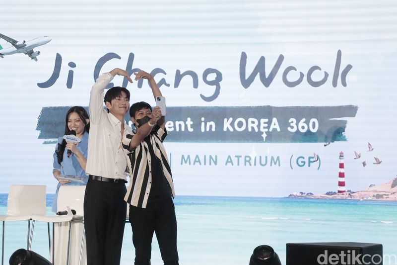 Aktor Korea Selatan Ji Chang Wook saat sesi fansigning dan fanmeeting KOREA 360, LOTTE Mall Jakarta, Minggu (12/5/2024).