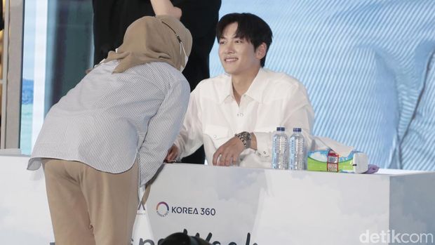 Aktor Korea Selatan Ji Chang Wook saat sesi fansigning dan fanmeeting KOREA 360, LOTTE Mall Jakarta, Minggu (12/5/2024).