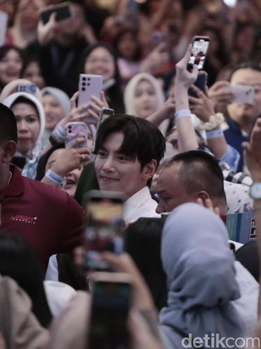 Aktor Korea Selatan Ji Chang Wook saat sesi fansigning dan fanmeeting KOREA 360, LOTTE Mall Jakarta, Minggu (12/5/2024).