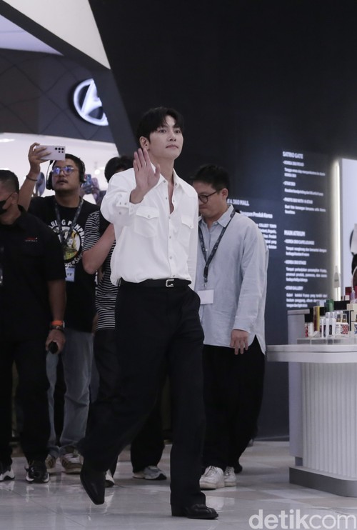 Aktor Korea Selatan Ji Chang Wook saat menghadiri sesi peletakan Handprinting di COLLECT Town KOREA 360, LOTTE Mall Jakarta, Minggu (12/5/2024).