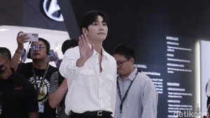 Aktor pemeran Welcome to Samdalri itu kini jadi salah satu artis Korea Selatan yang diabadikan jejaknya di bawah lantai kaca COLLECT Town KOREA 360. (Foto: Atmi Ahsani Yusron/detikcom)