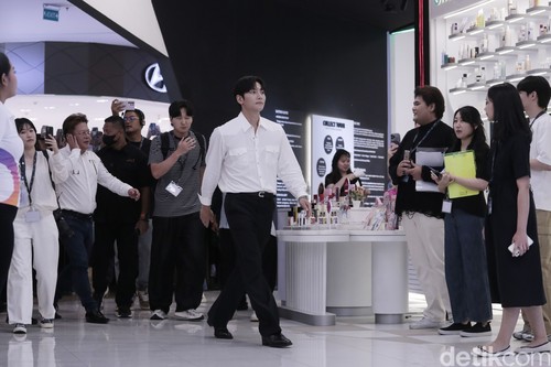 Aktor Korea Selatan Ji Chang Wook saat menghadiri sesi peletakan Handprinting di COLLECT Town KOREA 360, LOTTE Mall Jakarta, Minggu (12/5/2024).