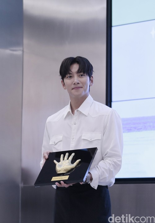 Aktor Korea Selatan Ji Chang Wook saat menghadiri sesi peletakan Handprinting di COLLECT Town KOREA 360, LOTTE Mall Jakarta, Minggu (12/5/2024).