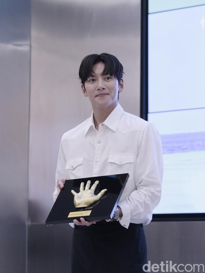 Aktor Korea Selatan Ji Chang Wook saat menghadiri sesi peletakan Handprinting di COLLECT Town KOREA 360, LOTTE Mall Jakarta, Minggu (12/5/2024).