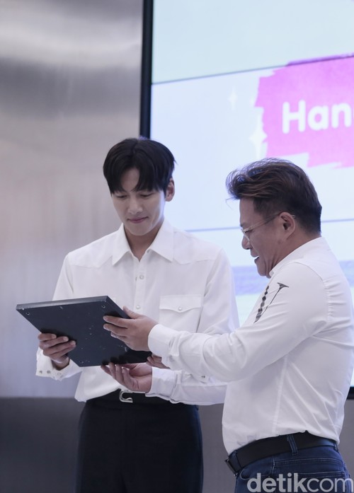 Aktor Korea Selatan Ji Chang Wook (kiri) dan KOCCA (Korea Creative Content Agency) President Jo Hyeon Rae (kanan) saat sesi peletakan Handprinting Ji Chang Wook di COLLECT Town KOREA 360, LOTTE Mall Jakarta, Minggu (12/5/2024).