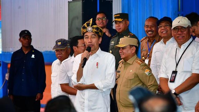 Jokowi saat membagikan beras 10 kg