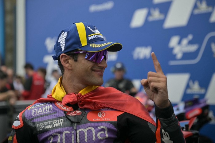 Prima Pramac Racings Spanish rider Jorge Martin celebrates after winning the French MotoGP Grand Prix race at the Bugatti circuit in Le Mans, northwestern France, on May 12, 2024. (Photo by Lou Benoist / AFP)