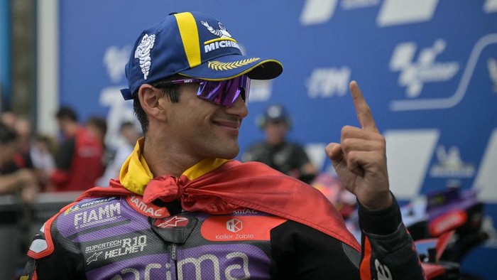 Prima Pramac Racings Spanish rider Jorge Martin celebrates after winning the French MotoGP Grand Prix race at the Bugatti circuit in Le Mans, northwestern France, on May 12, 2024. (Photo by Lou Benoist / AFP)