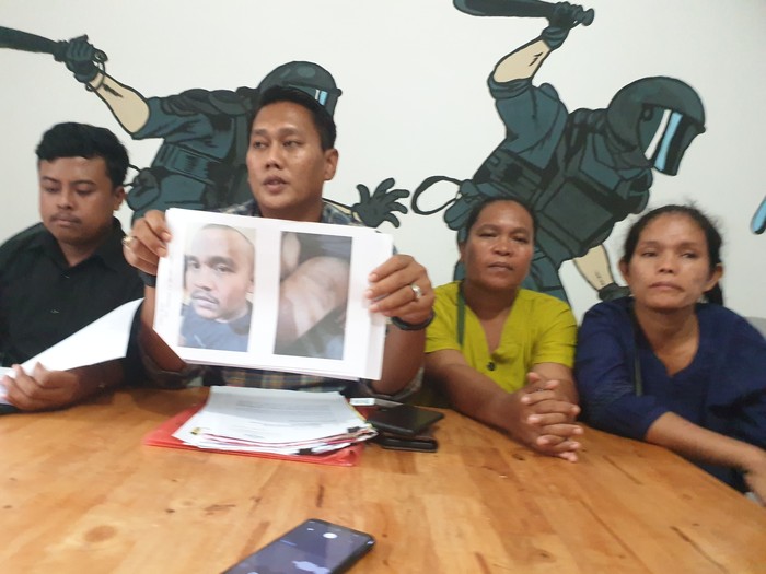 Juminah Sinambela (45), selaku ibu EFS, sembari meneteskan air mata saat diwawancarai di Kantor KontraS Sumut, Kota Medan, Senin (13/5/2024).