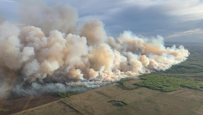 A picture taken through a window shows smoke rising from wildfire MWF017 on the south side of the Athabasca River valley near Fort McMurray, Alberta, Canada May 10, 2024. Alberta Wildfire/Handout via REUTERS   THIS IMAGE HAS BEEN SUPPLIED BY A THIRD PARTY. NO RESALES. NO ARCHIVES