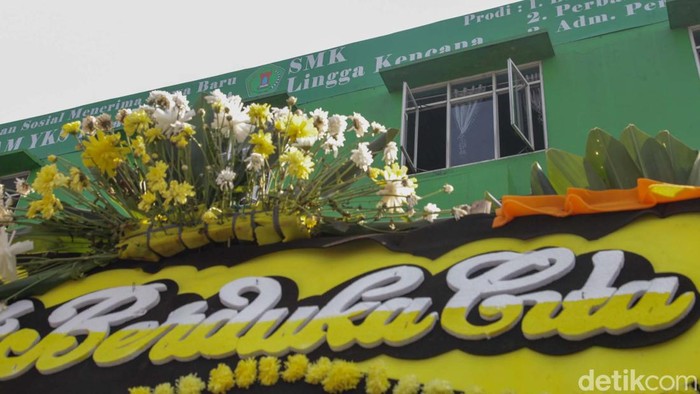 Kecelakaan bus maut di Ciater, Kabupaten Subang, Jawa Barat, masih menyisakan duka. Karangan bunga ucapan belasungkawa berjejer di SMK Lingga Kencana, Depok.