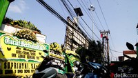 Karangan bunga tersebut antara lain dari beberapa pejabat daerah dan politikus di kota itu.  