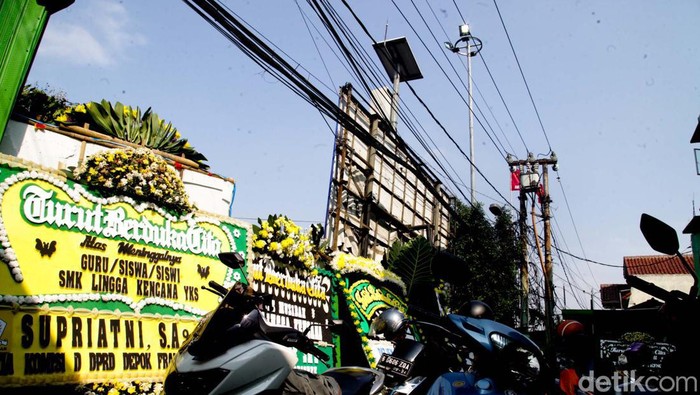 Karangan Bunga Pascakecelakaan Maut Subang Berjejer di SMK Depok Kecelakaan bus maut di Ciater, Kabupaten Subang, Jawa Barat, masih menyisakan duka. Karangan bunga ucapan belasungkawa berjejer di SMK Lingga Kencana, Depok.