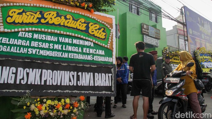 Kecelakaan bus maut di Ciater, Kabupaten Subang, Jawa Barat, masih menyisakan duka. Karangan bunga ucapan belasungkawa berjejer di SMK Lingga Kencana, Depok.