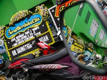 Karangan Bunga Pascakecelakaan Maut Subang Berjejer di SMK Depok