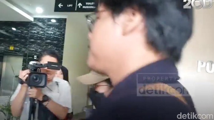 Istri Epy Kusnandar, Karina Ranau datang menjenguk.