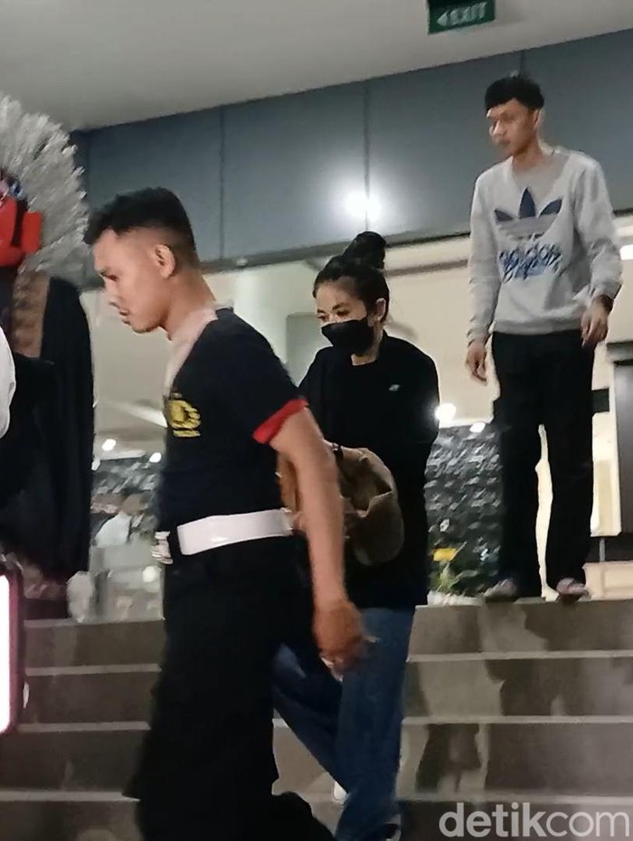 Karina Ranau Karina Ranau usai jenguk Epy Kusnandar.