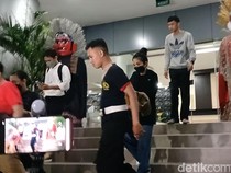 Momen Karina Ranau Sambangi Polres Jakbar untuk Jenguk Epy Kusnandar