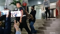 Karina Ranau terlihat datang ke Polres Jakarta Barat sejak, Senin (13/5/2024) siang untuk menjenguk Epy Kusnandar. Foto: Febri/detikHOT