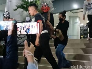 Karina Ranau Pilih Bungkam Usai Jenguk Epy Kusnandar