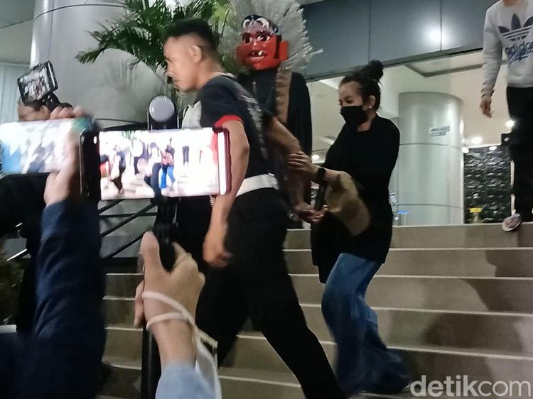 Karina Ranau Pilih Bungkam Usai Jenguk Epy Kusnandar