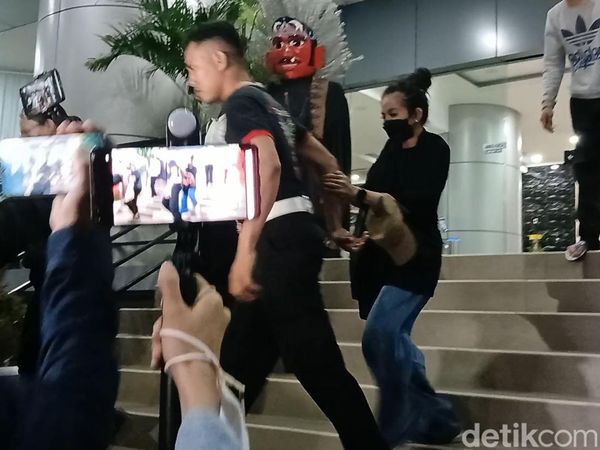 Karina Ranau Pilih Bungkam Usai Jenguk Epy Kusnandar