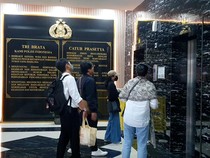 Kenakan Topi dan Masker, Karina Ranau Jenguk Epy Kusnandar