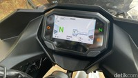 Kawasaki Ninja e-1 dan Z e-1 juga dilengkapi beragam fitur seperti Walk Mode yang membantu pengendara bermanuver di tempat parkir. Ada juga layar TFT penuh warna yang sudah tersambung ke smartphone. Foto: Ridwan Arifin
