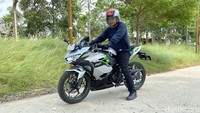 Begini Rasanya Naik Motor Listrik Kawasaki: Ninja Senyap Tetap Kencang Nggak, Sih?