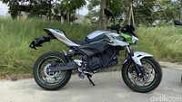 Z e-1 memiliki bodywork minimalis yang mengingatkan pada gaya street fighter dan bermesin Z supernaked ciri khas dari tipe Z Kawasaki. Foto: Ridwan Arifin