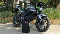 Baterainya bisa dicas sampai penuh dalam waktu rata-rata 3,7-4 jam dan 1,6 jam untuk pengisian daya 20% - 85%. Bermodalkan baterai tersebut, Kawasaki Ninja e-1 bisa menempuh jarak sejauh 72 km.Foto: Ridwan Arifin