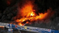 Pemadam kebakaran mengatakan lebih dari 80 persen pusat perbelanjaan tersebut telah hangus terbakar. Operasi penyelamatan korban di lokasi kebakaran dilakukan oleh 50 tim, termasuk spesialis penyelamatan kimia dan lingkungan.  