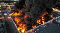 Mengutip dari ABC News, kebakaran terjadi di pagi hari waktu setempat di sebuah mal luas yang menampung 1.400 toko dan gerai layanan.