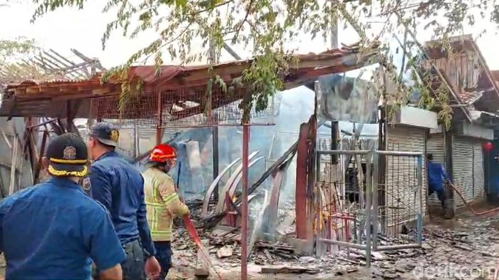 Kebakaran kios di kompleks pasar loak Kota Tegal, Senin (13/5/2024).