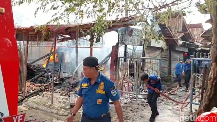 Kebakaran kios di kompleks pasar loak Kota Tegal, Senin (13/5/2024).