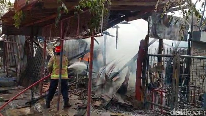 Kebakaran kios di kompleks pasar loak Kota Tegal, Senin (13/5/2024).