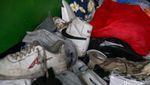 Keluarga Angkut Barang Korban Kecelakaan Bus di Subang