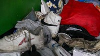 Barang bawaan yang diangkut seperti tas, sepatu, sampai barang pribadi lainnya.