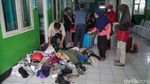 Keluarga Angkut Barang Korban Kecelakaan Bus di Subang