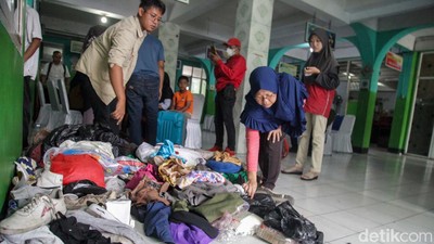 Keluarga Angkut Barang Korban Kecelakaan Bus di Subang