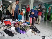 Keluarga Angkut Barang Korban Kecelakaan Bus di Subang