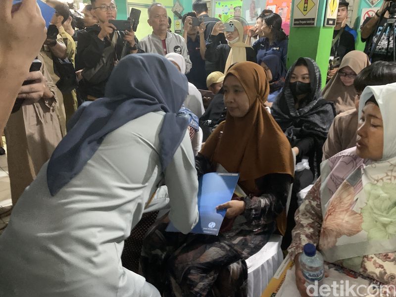 Keluarga korban bus maut menerima santunan Jasa Raharja dan Pemkot Depok di SMK Lingga Kencana, Kota Depok, 13 Mei 2024. (Kurniawan Fadilah/detikcom)