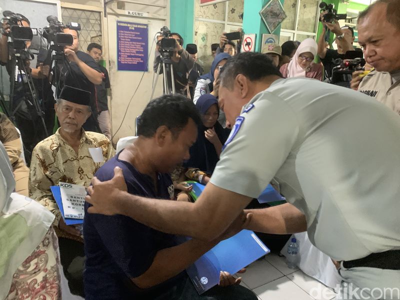 Keluarga korban bus maut menerima santunan Jasa Raharja dan Pemkot Depok di SMK Lingga Kencana, Kota Depok, 13 Mei 2024. (Kurniawan Fadilah/detikcom)
