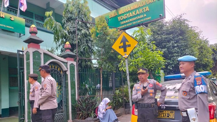 Polisi melakukan penjagaan di Jalan Pramuka Umbulharjo, tempat lokasi awal kericuhan oleh oknum pelajar , Senin (13/5/2024).