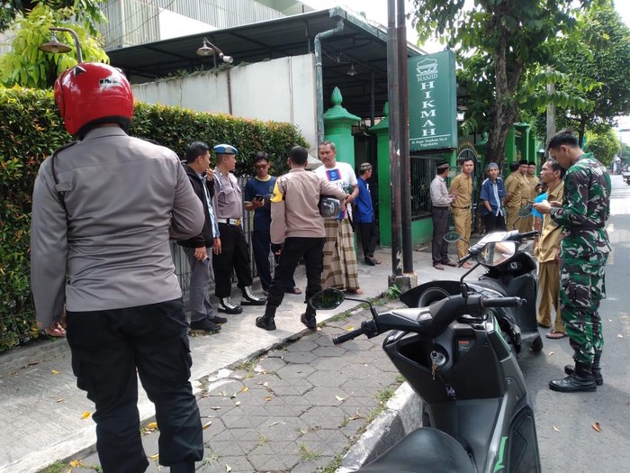 Polisi melakukan penjagaan di Jalan Pramuka Umbulharjo, tempat lokasi awal kericuhan oleh oknum pelajar , Senin (13/5/2024).