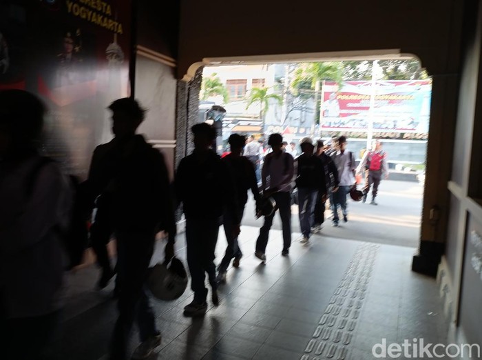Polisi mengamankan sejumlah pelajar ke Mapolresta Jogja usai kejadian konvoi ricuh di sejumlah ruas jalan Kota Jogja, Senin (13/5/2024).