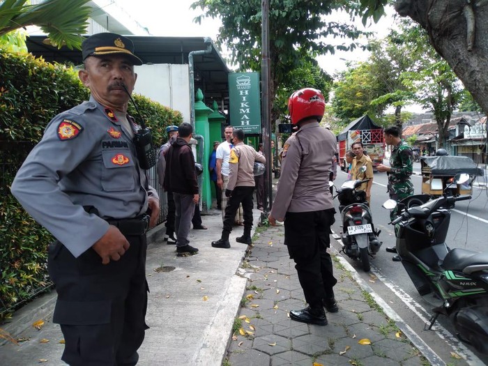 Polisi melakukan penjagaan di Jalan Pramuka Umbulharjo, tempat lokasi awal kericuhan oleh oknum pelajar , Senin (13/5/2024).