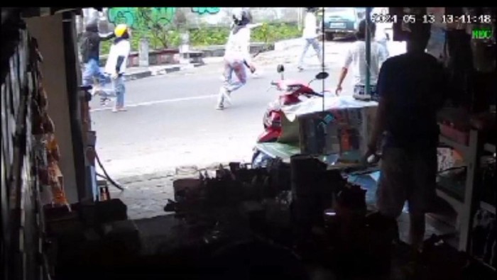 Momen Pelajar Ricuh Lempar Batu-Bawa Sajam di SMK Jogja Terekam CCTV!